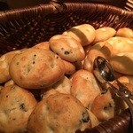 ザ・カフェ(グランドプリンスホテル大阪ベイ) - オリーブフォカッチャ、ローズマリーフォカッチャ