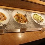 ザ・カフェ(グランドプリンスホテル大阪ベイ) - ぶりのマリネ和風ドレッシング、ボイルポークのスパイシー味噌ソース、蟹サラダのトルティーヤロール、水菜サラダ