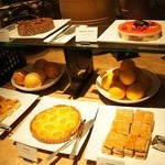 ザ・カフェ(グランドプリンスホテル大阪ベイ) - チョコレートケーキ、ラズベリームースケーキ、チーズケーキ、アプリコットタルト、ミルフィーユとブルーベリーコンポート