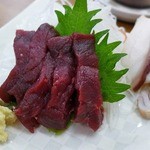 浜友 - 赤黒い色の刺身は・・・クジラだ！