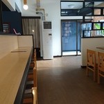 備忠 - 入口方向、左側が調理場