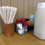 依田食堂 - テーブルの品々を撮ったけどまたピンボケ