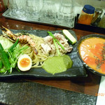 麺や庄の - 2012/9/3
      パクチー香油 トムヤムつけ麺温野菜添え★
      
      スープがとてもどろっとしていてレンゲは必要ないくらい！冷たくてサーブされた時は冷たい湯気がたっていました。
      