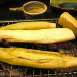 ダイニング和香葉 - 炙ったあとは塩辛入りのお味噌につけていただきます