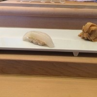 美寿思 - 江戸前にぎりはこんな感じで一貫ずつ味付で出てきます
