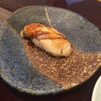 美寿思 - 穴子だけ特別な皿で出てきた。特別な美味しさでした。