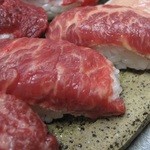 久茂地 肉寿司 - 脂の甘さが加わりとろける味わい