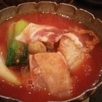 料亭 鶴家 - 物：とまと鍋（豚バラ、鶏、白身魚、占地、キャベツ、玉葱、青梗菜）
      