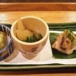 料亭 鶴家 - 前菜：数の子水菜和え／鰤葱味噌焼き／焼き茄子ずんだ和え
                                