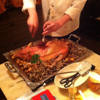 イベリコ・バル 門仲 - イベリコ仔豚の丸焼き♪ 小さそうに見えて30人でも十分楽しめました(^^;;   (2011年7月撮影)