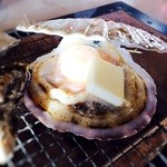 Live scallops grilled with butter