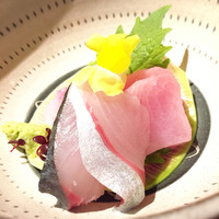 鮨 水魚 - お刺身は新鮮ですごく美味しかった。醤油は多少関東よりのお醤油を使ってます。