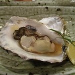 呑酔庵 味季 高砂店 - 新鮮な牡蠣を使用し、磯の香たっぷりで焼かれた焼ミルク牡蠣