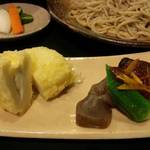 手打そば 満作 - 付け合わせははんぺんチーズ天とオクラ・椎茸・味噌田楽。