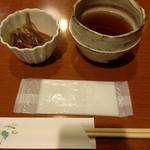 手打そば 満作 - お茶ときんぴら。