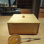 ダイナミックキッチン＆バー 響 - 松葉蟹の入った角蒸篭お宝箱