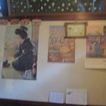 茶店　猫瓶 - ポスターや装飾もレトロで中にはこの店のファンの方が書いた絵画も飾られてますよ