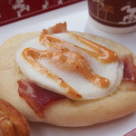 マンマ・ビスコッティーズ・ベーカリー - エッグ＆ベーコンフォカッチャ（￥270）