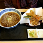 天丼の岩松 - 『そば天』温かいお蕎麦で（税込750円）かつをタシが効いた美味しいお蕎麦です♪