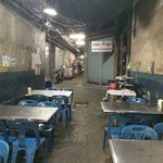 Talad Nam Seafood - この殺風景な道を奥へ行きます