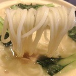 八重洲大飯店 - 細麺は、腰は　しっかりしていて　モッチリ感があります