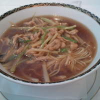 銀座アスター 本店 - 黒豚とセロリの乗った麺