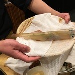 すし人　酒伊 - 活きたヤリイカを捌いていきます