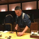 すし人　酒伊 - 店主の酒井健氏です！真剣な表情でネタと対峙しています
