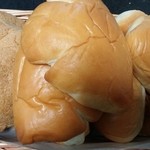 リョーユーパン ハーフプライスベーカリー  - これは凄い、テーブルロールが６個にモカメロンパンクリームパン４つ入って146円の徳用パン