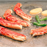 Kaiyuu tei - 本タラバ蟹を目の前の鉄板で焼き上げます。