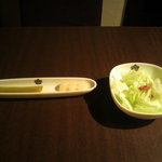 サラダとピクルスです