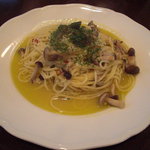 エバーグリーン - しめじと唐辛子のパスタ。