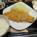 成蔵 - 霧降高原豚ロースかつ定食（１２０グラム）　１１００円
      