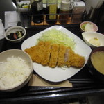 成蔵 - 霧降高原豚ロースかつ定食（１２０グラム）　１１００円
      