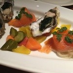 モンティパイソン - 前菜の蒸し牡蠣、スモークサーモン、ピクルス。