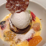 レストラン 間 - デザートは温かいチョコレートケーキ 季節の果物とサヴァイヨンのグラチネ