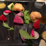 レストラン 間 - 鱈と白子のベニエ 彩どる冬大根 柚子のアロマ