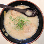 麺家 匠 - とんこつラーメン（600円）ゴマは卓上に置いてあるものを振りかけ