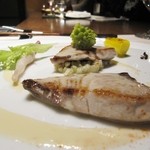 レストラン イソ - ワラサのソテー　蕎麦の実のサラダ添え