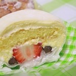 お菓子のお家 attirer - 料理写真:フルーツ大福200円+税＆シュークリーム100円+税