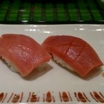 幸寿し - まぐろ、左は中トロ