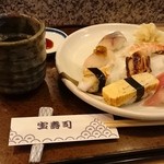 宝寿司 - 昼のにぎり定食　　　赤だしが付きます