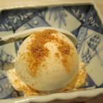 くろぎ - 塩のアイスクリーム、上にかかっているのはきな粉