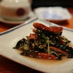 わしょく亭 - ウナギ，ホウレンソウ，ワカメ，カイワレダイコン，ゴマに三杯酢がかけられています。ウナギをサッパリ味でいただけます。