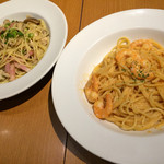 ラ・パウザ - 2016/1/30 ディナーで利用。
左が、ベーコンと茸のバター醤油(700円) + ドリンクバー(250円)
右が、海老のトマトクリーム(900円) + ドリンクバー(250円)