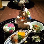 北新地 湯木 - 先付。彩も楽しくワクワク感があります。