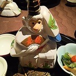 北新地 湯木 - お猿の器。船場吉兆時代のものだそうです。中は鰯の煮物です。