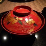 北新地 湯木 - 椀物。朱色も鮮やかな輪島塗りです。