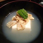 北新地 湯木 - 蛤のお吸い物です。胡麻豆腐が下にひいてあります。