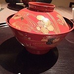 北新地 湯木 - 鮮やかな入れ物ですね。